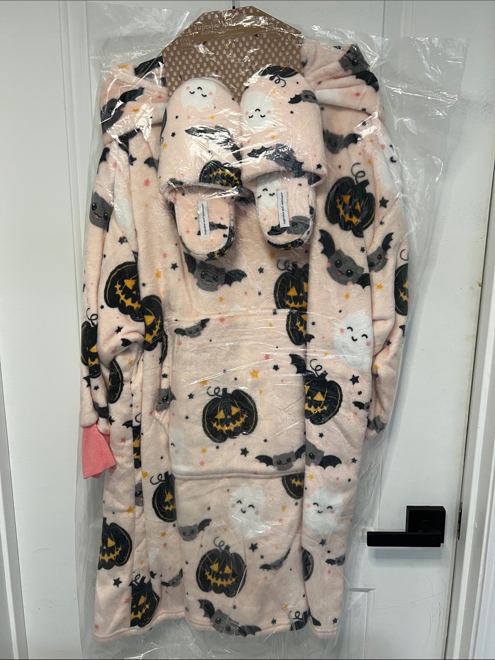cupcakes & cashmere Pink Halloween Fleece Robe One Size with Slippers Size M 7/8